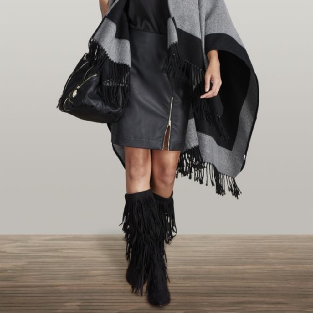 Black boots with fringes